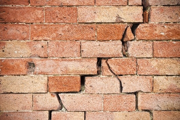 Subsidence cracks in a wall